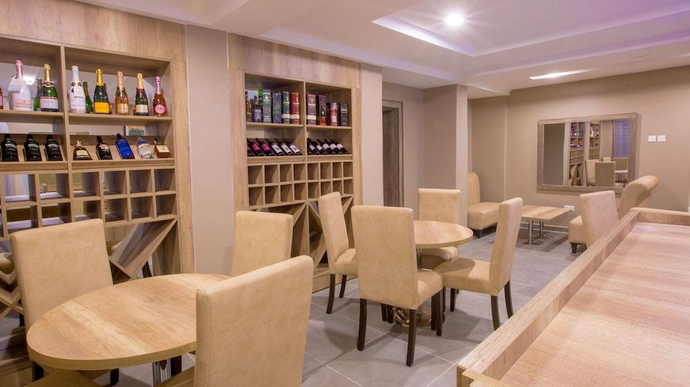 /web/uploads/116/Ivana Suites/header-images/lobby.jpg